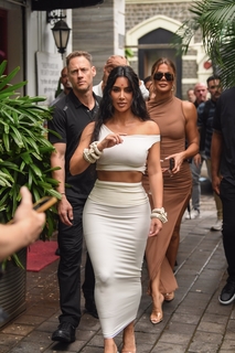 Khloé Kardashian feet photo thumbnail