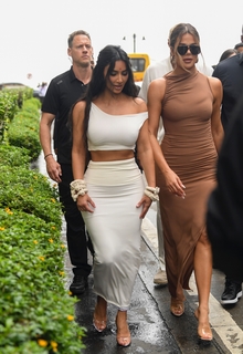 Khloé Kardashian feet photo thumbnail