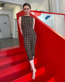 Maisie Williams feet photo thumbnail