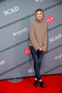 Elizabeth Olsen feet photo thumbnail