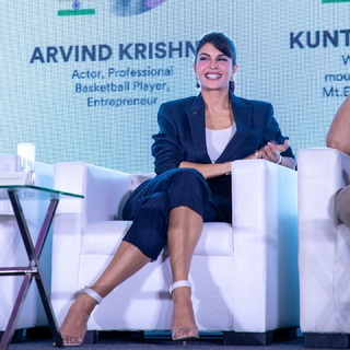 Jacqueline Fernandez feet photo thumbnail