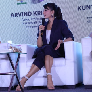 Jacqueline Fernandez feet photo thumbnail