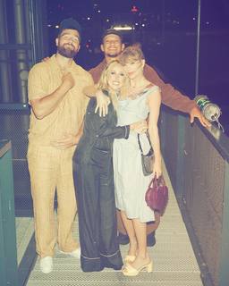 Taylor Swift feet photo thumbnail