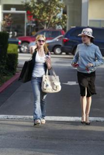 Kirsten Dunst feet photo thumbnail