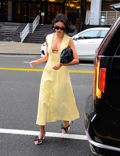 Eiza González feet photo thumbnail