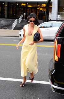 Eiza González feet photo thumbnail