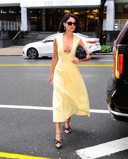 Eiza González feet photo thumbnail