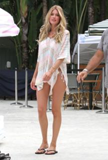 Doutzen Kroes feet photo thumbnail