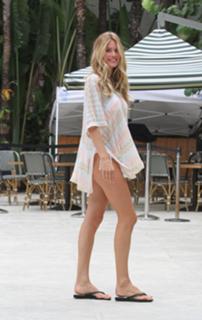 Doutzen Kroes feet photo thumbnail