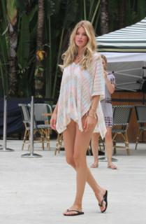 Doutzen Kroes feet photo thumbnail