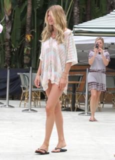 Doutzen Kroes feet photo thumbnail