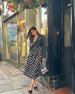 Mouni Roy feet photo thumbnail
