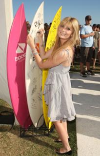 Mischa Barton feet photo thumbnail