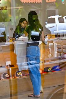 Kendall Jenner feet photo thumbnail