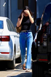 Kendall Jenner feet photo thumbnail