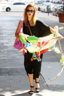 Jessica Alba feet photo thumbnail