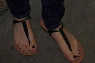 Selena Gomez feet photo thumbnail