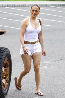 Jennifer Lopez feet photo thumbnail