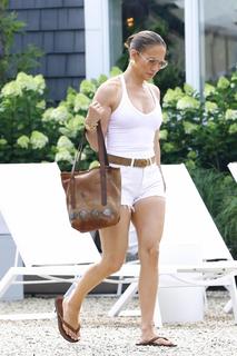 Jennifer Lopez feet photo thumbnail