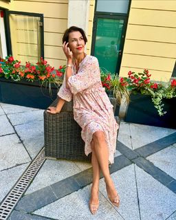 Anna Popek feet photo thumbnail