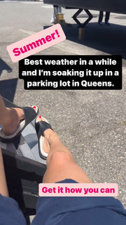 Elizabeth Banks feet photo thumbnail