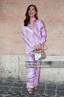 Caterina Balivo feet photo thumbnail