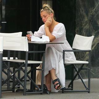 Busy Philipps feet photo thumbnail