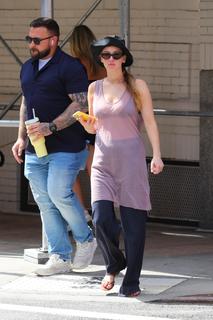 Jennifer Lawrence feet photo thumbnail