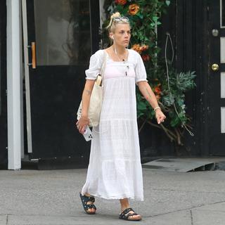 Busy Philipps feet photo thumbnail