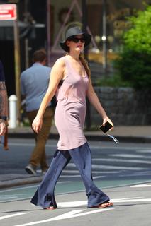 Jennifer Lawrence feet photo thumbnail