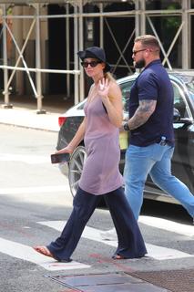 Jennifer Lawrence feet photo thumbnail