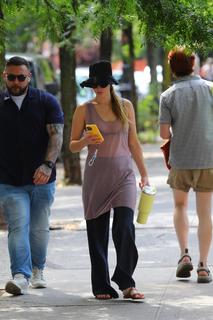 Jennifer Lawrence feet photo thumbnail