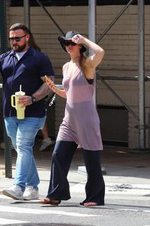 Jennifer Lawrence feet photo thumbnail