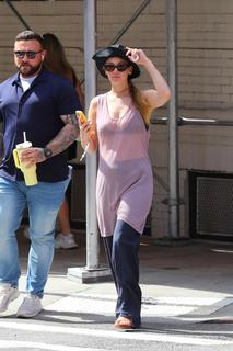 Jennifer Lawrence feet photo thumbnail
