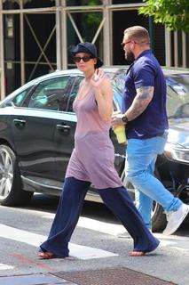 Jennifer Lawrence feet photo thumbnail