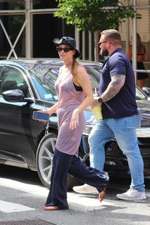 Jennifer Lawrence feet photo thumbnail