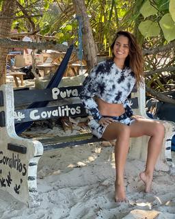 Anna Safroncik feet photo thumbnail
