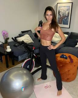 Anna Safroncik feet photo thumbnail