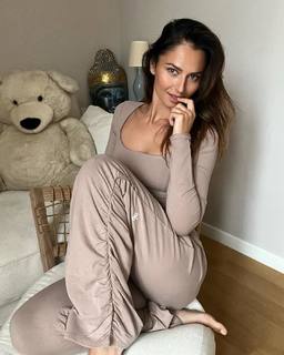 Anna Safroncik feet photo thumbnail