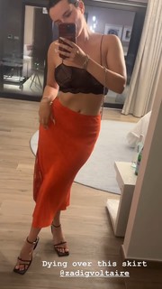 Bella Thorne feet photo thumbnail