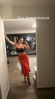 Bella Thorne feet photo thumbnail