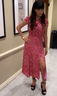 Hannah Simone feet photo 4