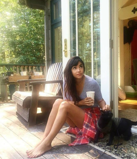 Hannah Simone feet photo 2