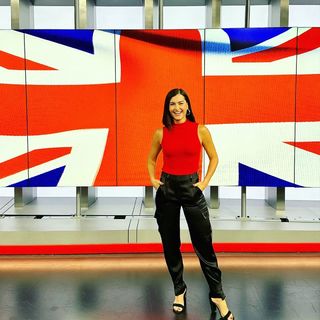 Megan Olivi feet photo thumbnail