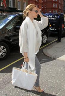 Kylie Minogue feet photo thumbnail