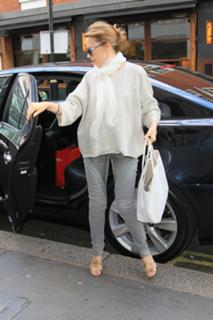 Kylie Minogue feet photo thumbnail