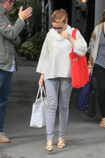 Kylie Minogue feet photo thumbnail