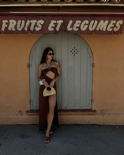 Iris Mittenaere feet photo thumbnail