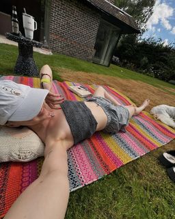 Maisie Williams feet photo thumbnail