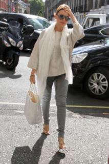 Kylie Minogue feet photo thumbnail